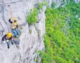 捅山工百米高空作業(yè)，為保障山下列車通行安全